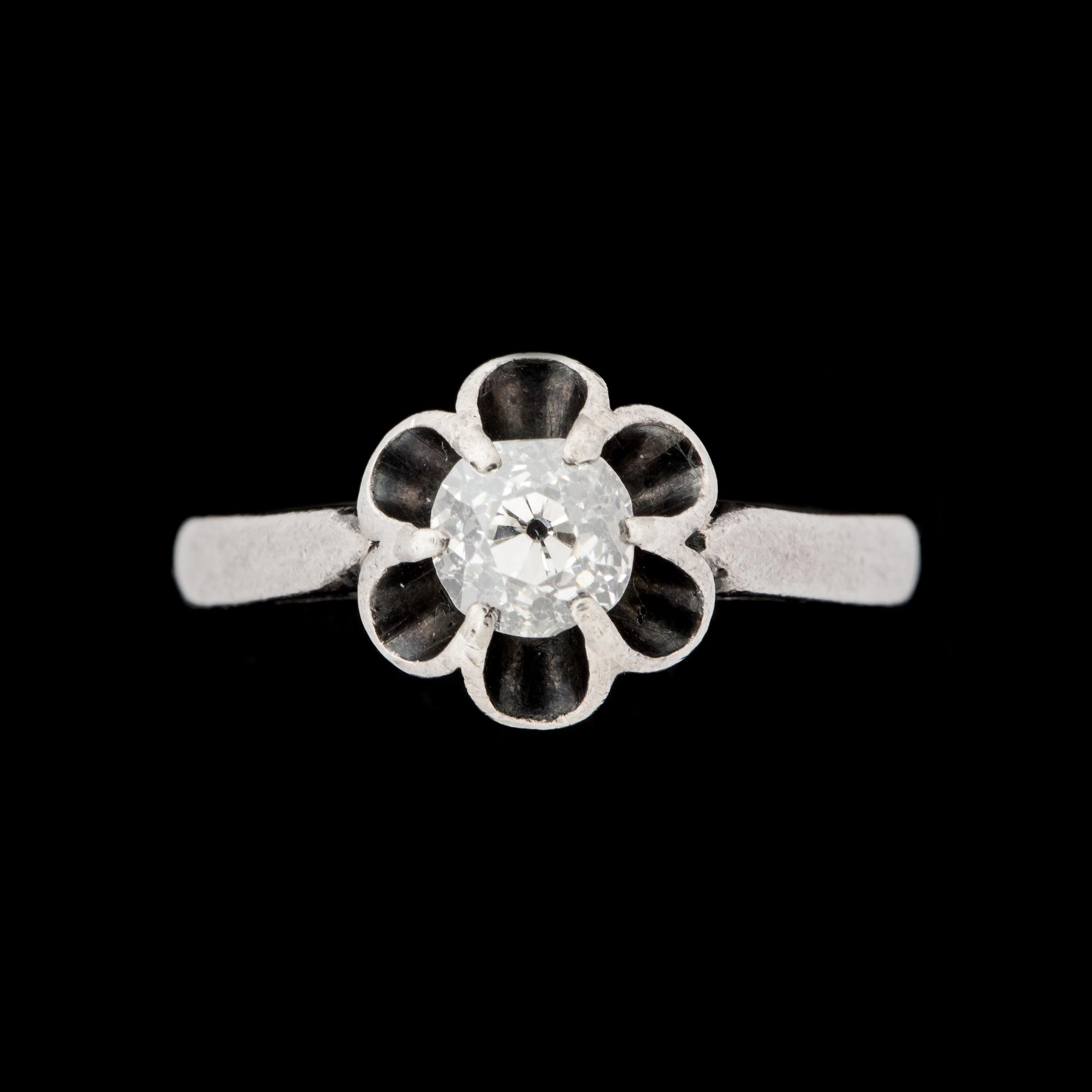 RING, vitmetall med gammalslipad diamant ca 0,60 ct. Vikt ca 2 g.