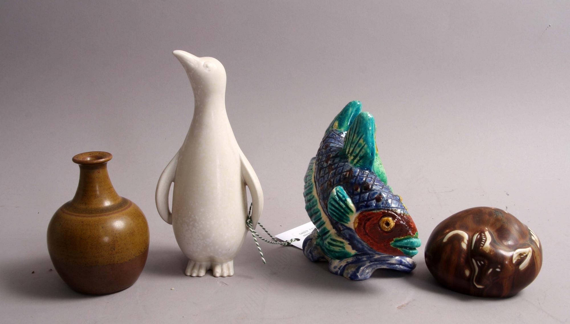 FIGURINER samt VAS, 4 delar, stengods, Gunnar Nylund samt L. Hjort.