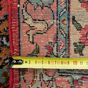 A Tbriz carpet of Safavid 'vase' design, approx. 397x295 cm.