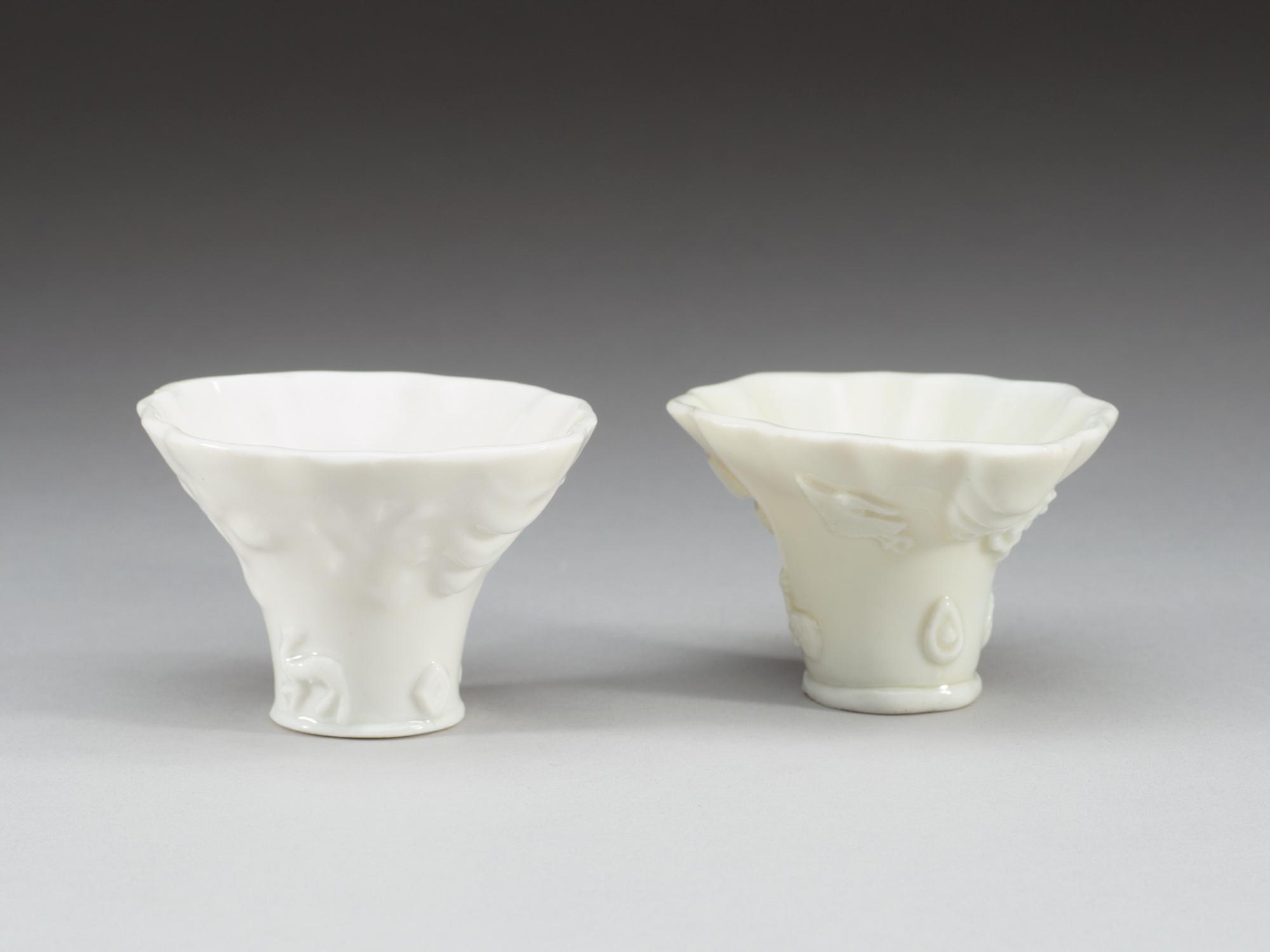 VINOFFERBÄGARE, två stycken, blanc de chine. Qing dynastin, Kangxi (1662-1722).