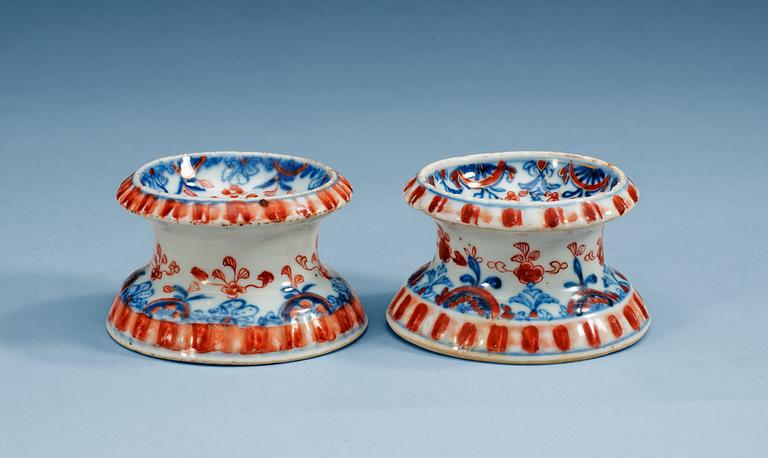SALTKAR, ett par, porslin. Qing dynastin, Kangxi (1662-1722).