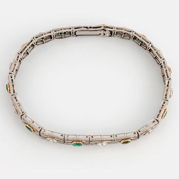 Armband med tio gammalslipade diamanter total vikt ca 2 ct samt fasettslipade smaragder.