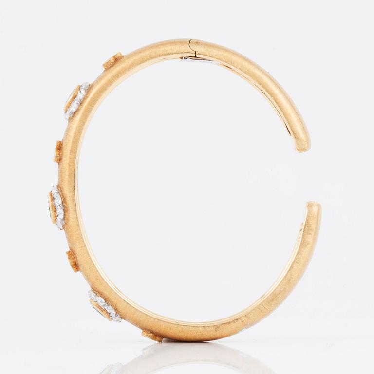 ARMBAND med smaragder signerat M. Buccellati.