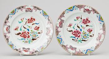 TALLRIKAR, ett par, porslin, Qianlong, Kina 1700-tal.