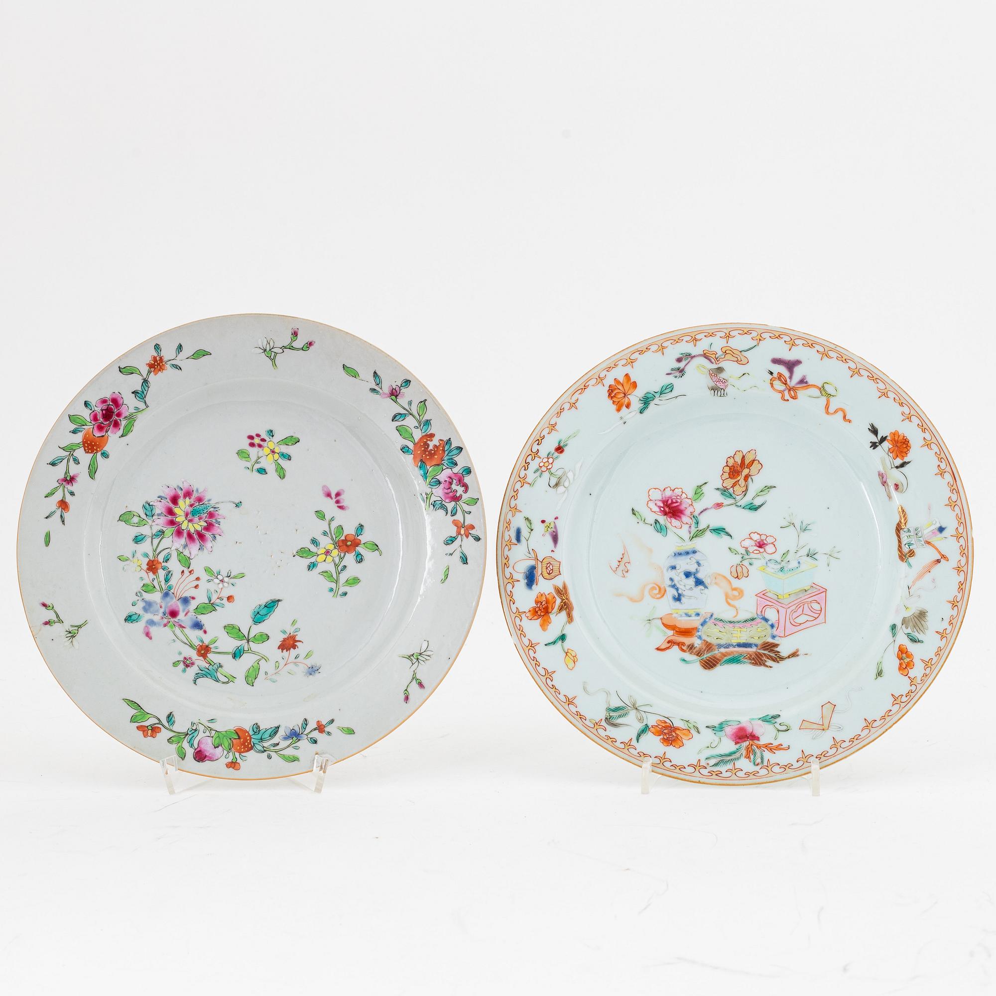 Tallrikar, sex stycken, porslin, Kina, Qingdynastin (Qianlong 1736-95) samt skålfat, Kina, 1800-tal.