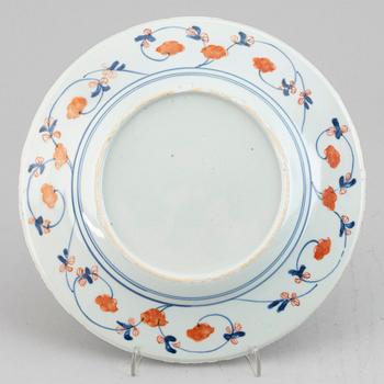 Five blue and white and imari export porcelain plates, Qing dynasty, Qianlong (1736-95).