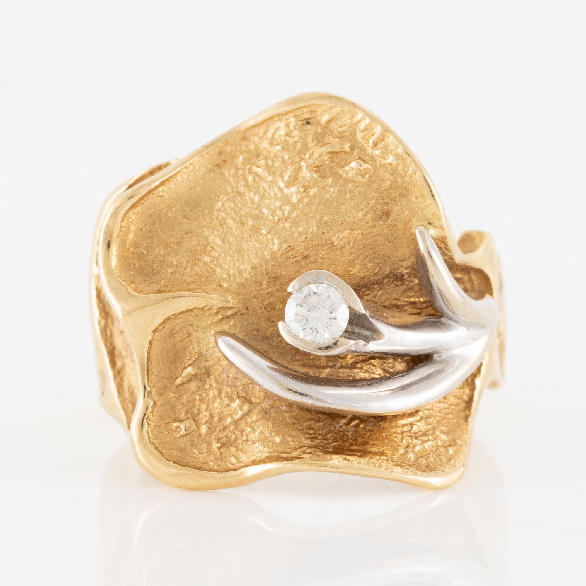 Ole Lynggaard, ring, 18K gold with a small brilliant-cut diamond.