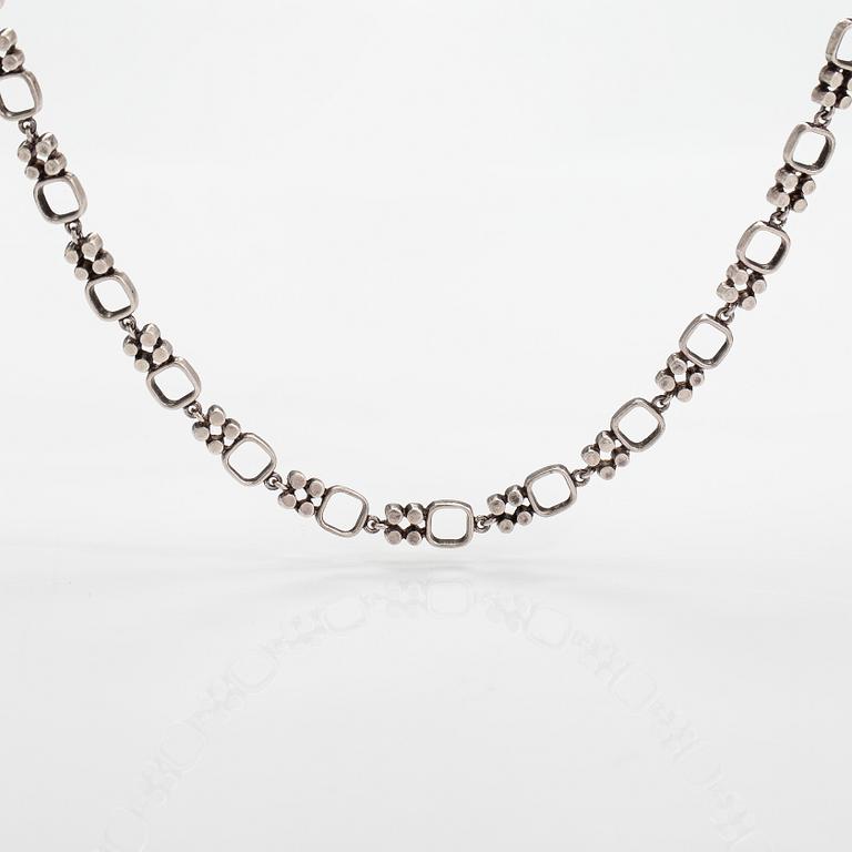 Jorma Laine, Rannekoru ja kaulakoru, hopeaa. Kultateollisuus, Turku 1966 ja 1971.