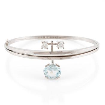 602. A bangle 18K white gold with aquamarine and two round brilliant-cut diamonds.