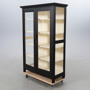 Vitrinskåp, 1900-tal.