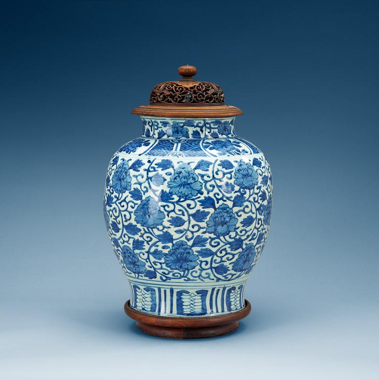 A large blue and white jar, Ming dynasty, Wanli (1572-1620).