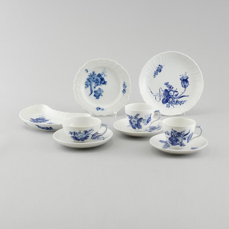 36 pieces of "Blå Blomst" porcelain from Royal Copenhagen, 20th century.