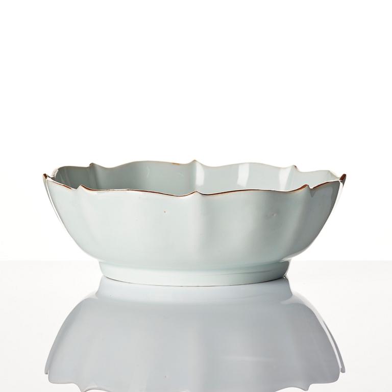 A Japanese blue and white bowl, 18th century.