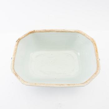 Tureen with lid China Qianlong (1736-95) porcelain.