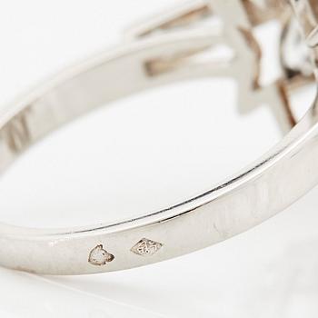 Ring platina med runda briljant-, navett- och baguetteslipade diamanter.