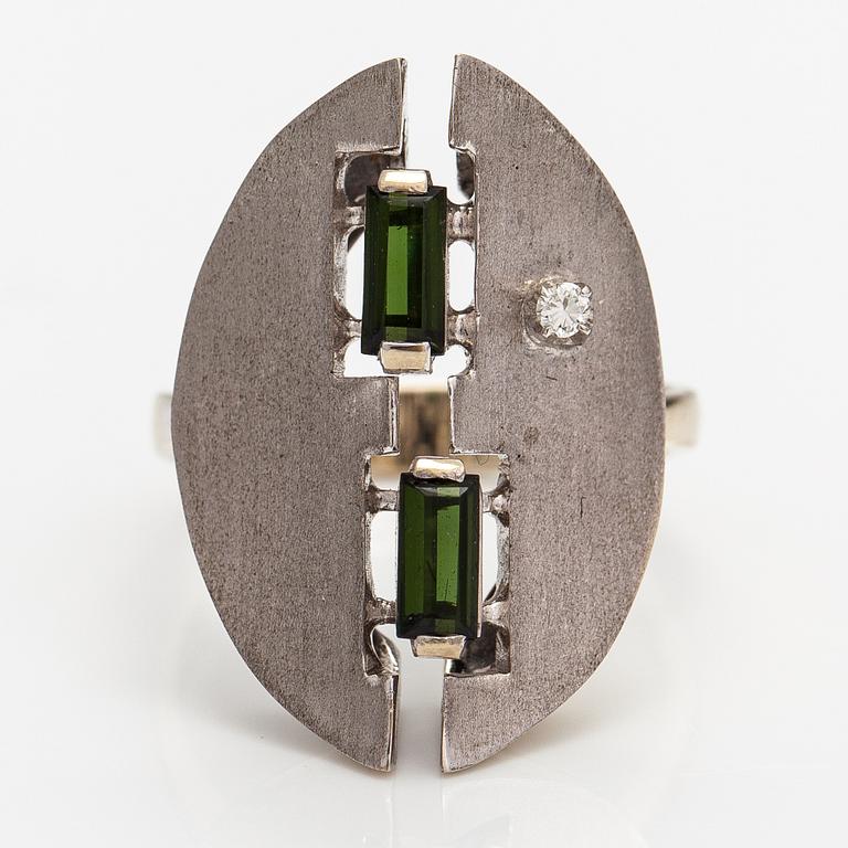 An 18K white gold ring with a diamonds ca. 0.03 ct and tourmalines. Finnish import marks 1962.