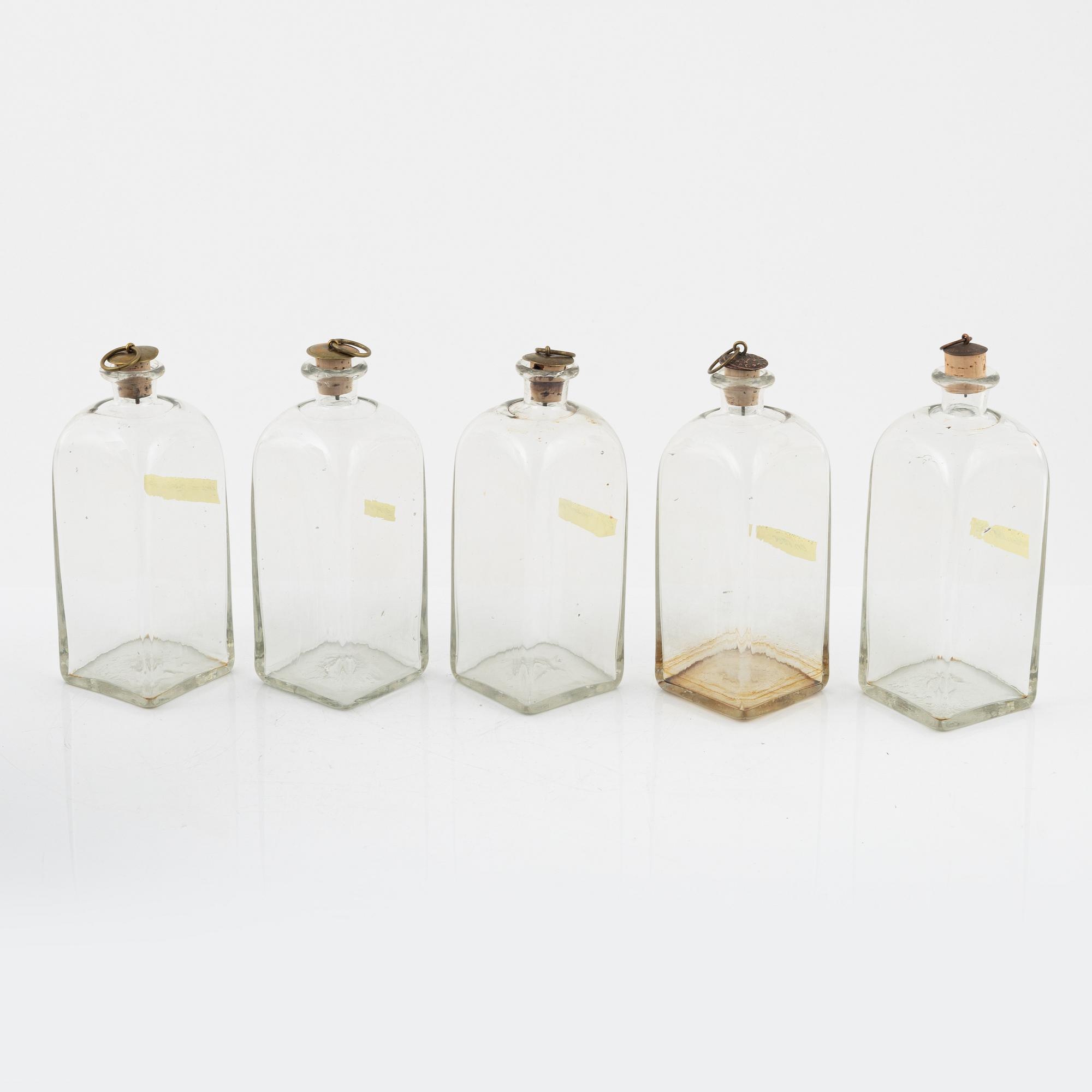 Schatull, med fem flaskor, 1800-tal.