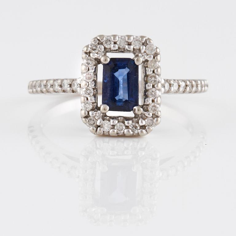 RING, 14K guld med briljantslipade diamanter samt fasettslipad blå safir. Vikt 3,8 gram.