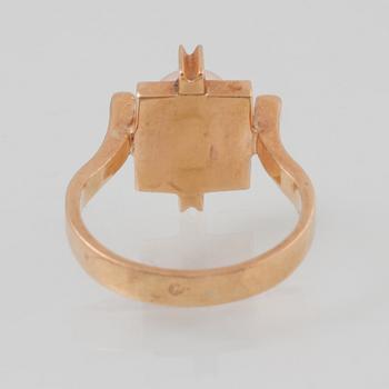 RING, 18K guld med odlad pärla, utländsk stämpel. Vikt 5,8 gram.