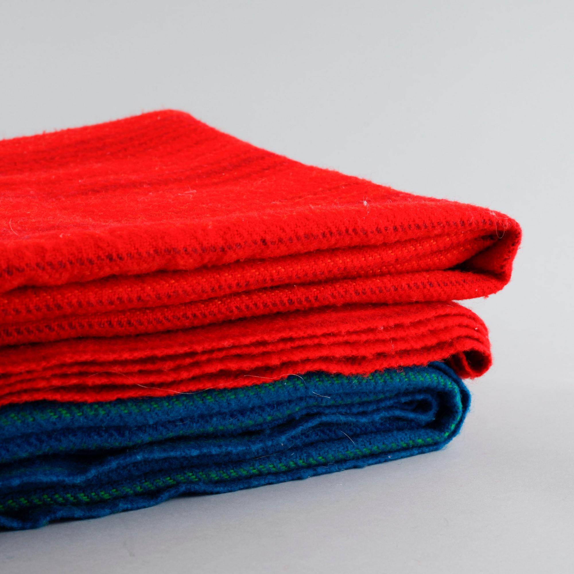 VIOLA GRÅSTEN, 2 st plädar/filtar, ull, Tidstrand, 1900-talets andra hälft.