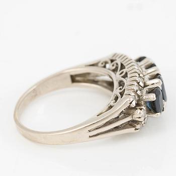 Ring, 18K vitguld med mörka safirer och åttkantslipade diamanter.