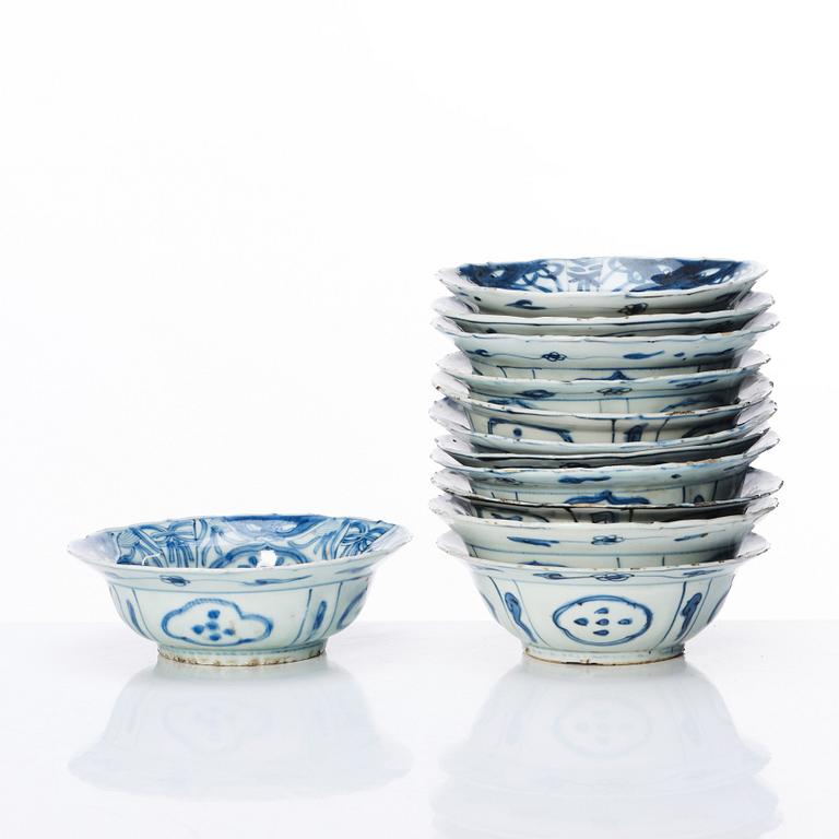 A matched set with 12 blue and white kraak bowls, Ming dynasty, Wanli (1572-1620).