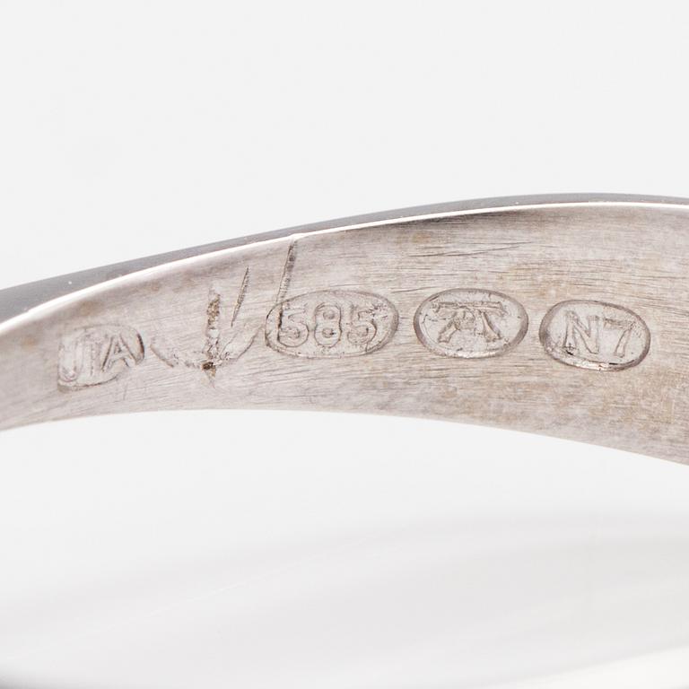 An 18K white gold ring with a ca. 1.10 ct diamond. Luolavuoren Kulta, Turku 1966. With certificate from Kultasarvi.