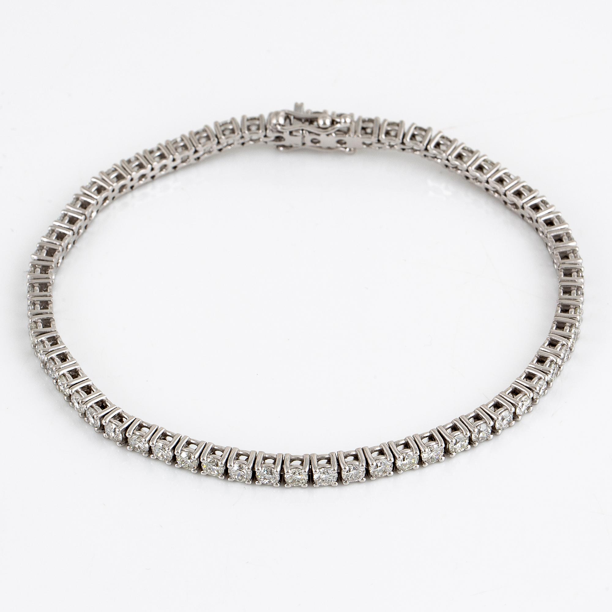 Brilliant-cut diamond tennis bracelet.