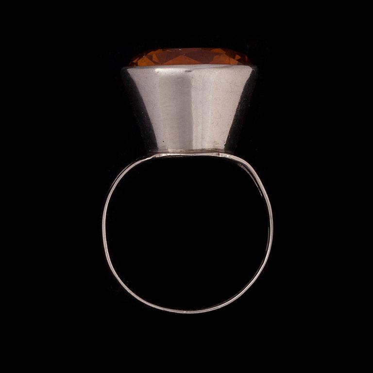 RING, silver, orange syntetisk safir. Pele-Kulta, Åbo 1969.