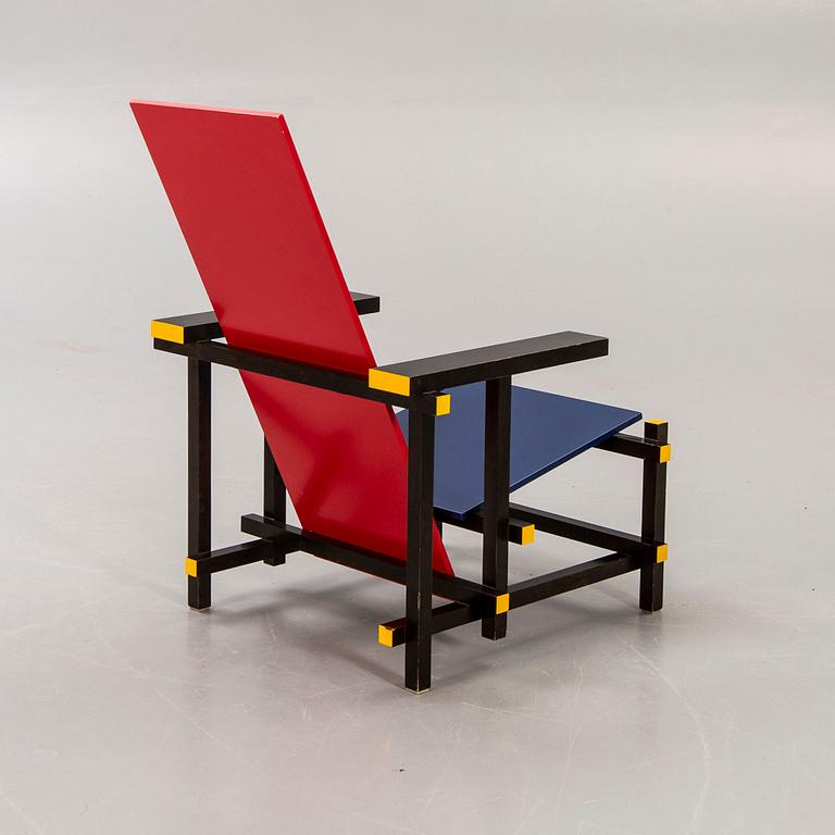 Gerrit Rietveld, fåtölj, "Red and blue chair", Cassina numrerad 4622.