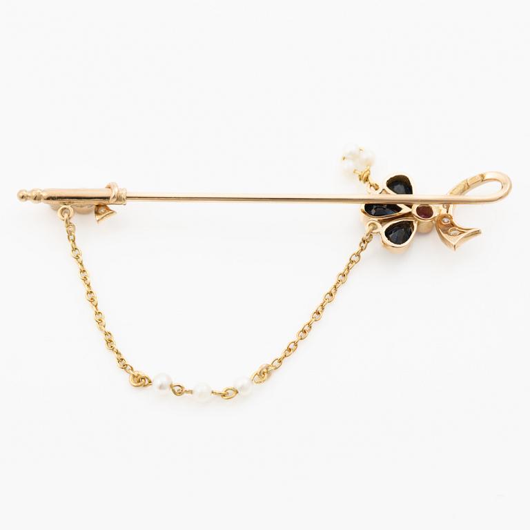 Lapel pin, 18K gold with brilliant-cut diamonds, sapphires, a ruby and pearls.