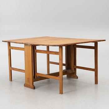 A gate leg table, 19th century.
