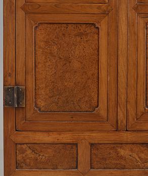 SKÅP, huanghuali fanerad, huamu och trä. Qingdynastin, 19th Century.