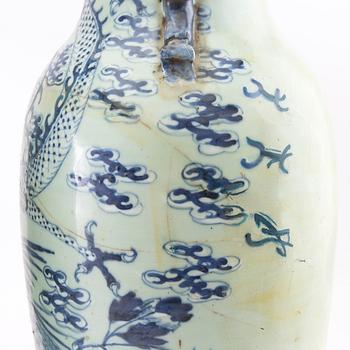 A pair of large Chinese vases, late Qing dynasty/early 20th century.