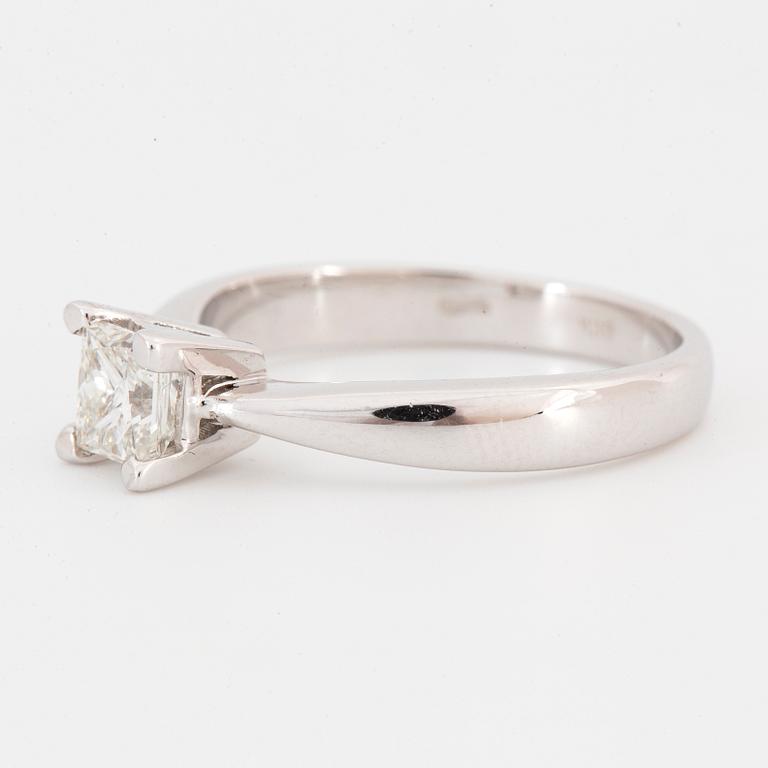 Princess-cut 0,70 ct diamond ring. GIA- report.