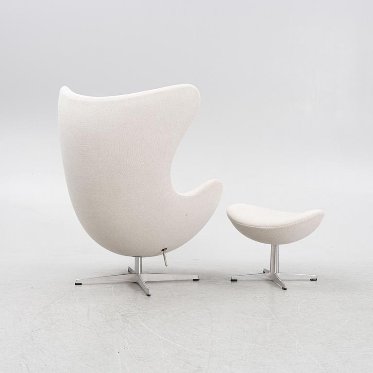 Arne Jacobsen, fåtölj med fotpall, "Ägget", Fritz Hansen, Danmark, 2017.