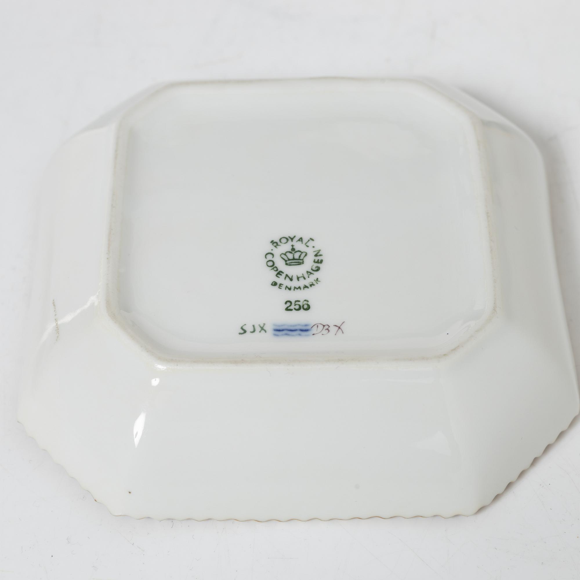 Royal Copenhagen, cream jug with lid and saucer, as well as coffee cup with saucer, porcelain, Flora Danica, Denmark.