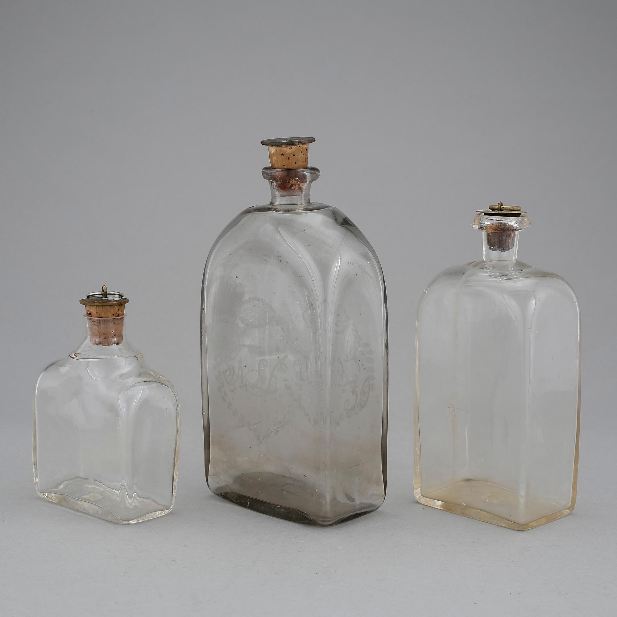 BRÄNNVINSFLASKOR, 3 st, glas, 1800-1900-tal.