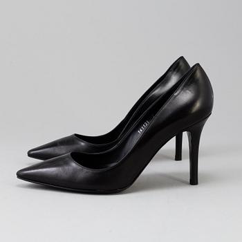 A pair of pumps, by Ralph Lauren., in size 39.