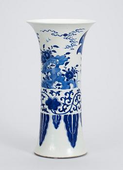 TRUMPETVAS, porslin, Kina, Sen Qing, 1800-tal.