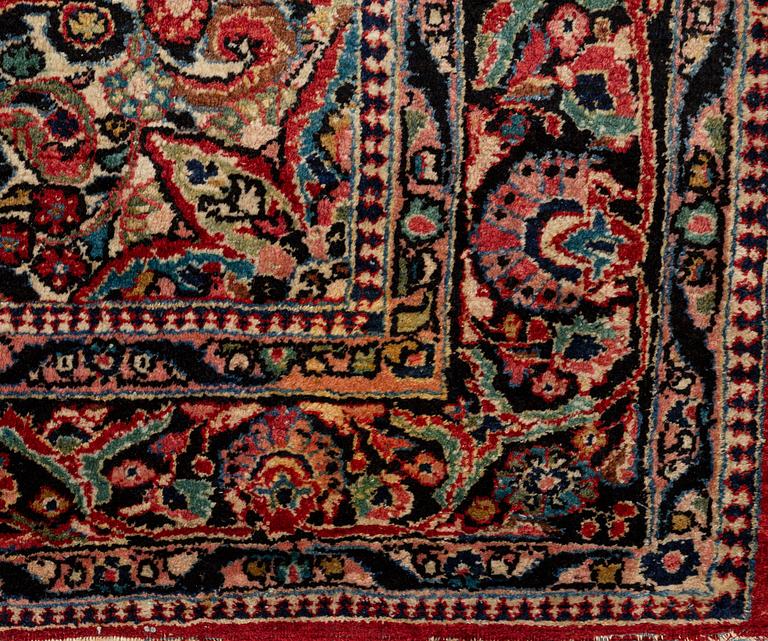 Matto, semi-antique Sarouk, ca 268 x 295 cm.