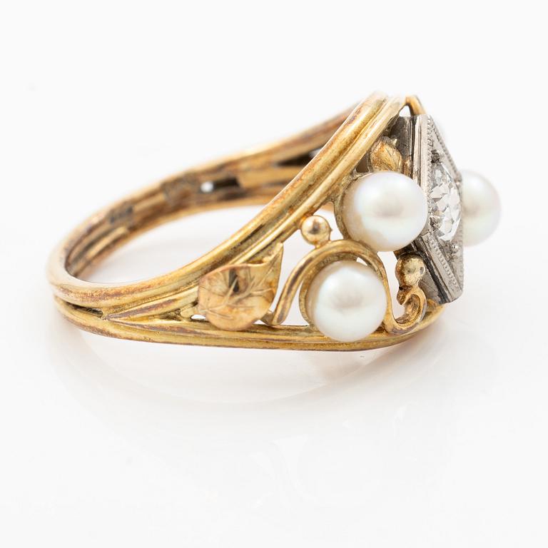 Ring 14K guld med gammalslipad diamant och pärlor.