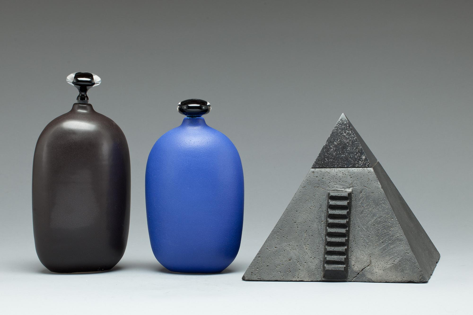 SKULPTURER samt FLASKOR, stengods och glas, 6 delar, Christian von Sydow, 1900-talets andra hälft.