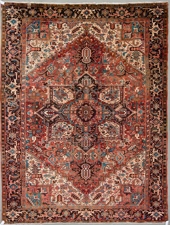 MATTA, Heriz, old. Ca 370x280 cm.