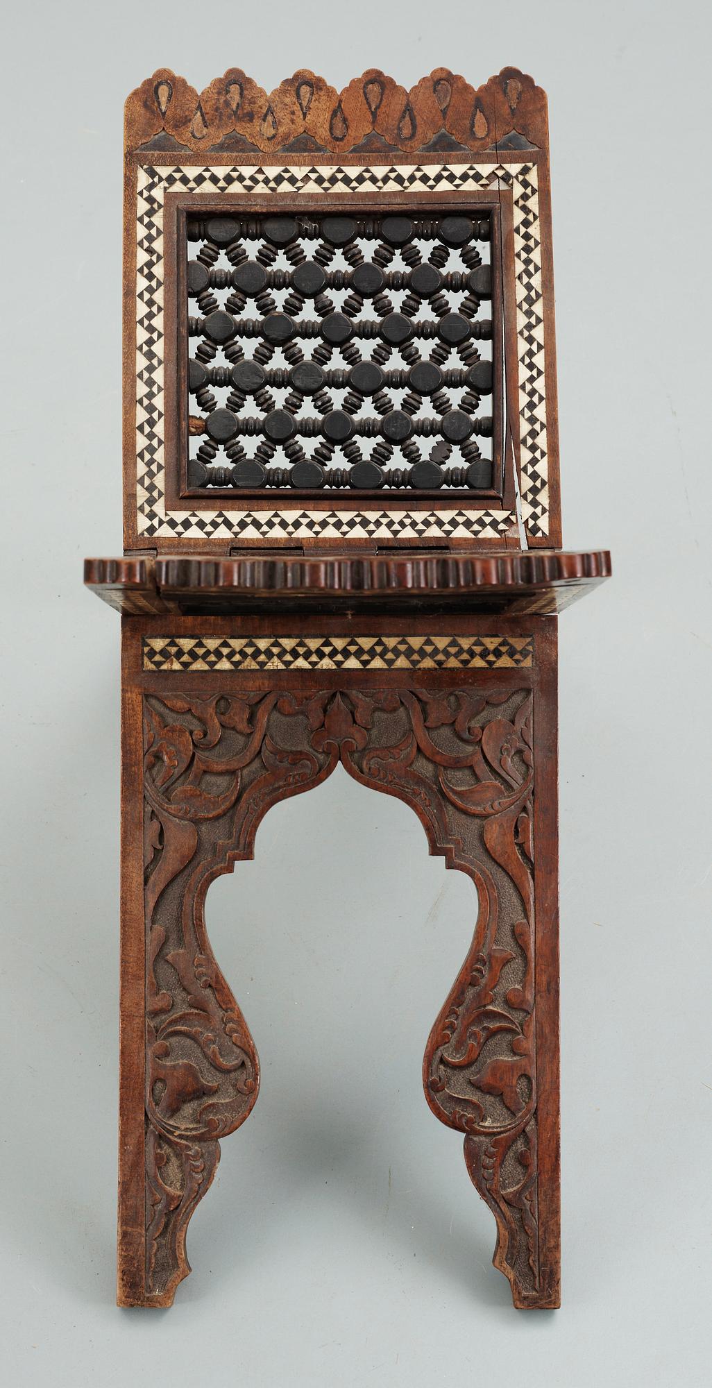 KORANSTÄLL, trä, orientaliskt. Trol 1800-tal.