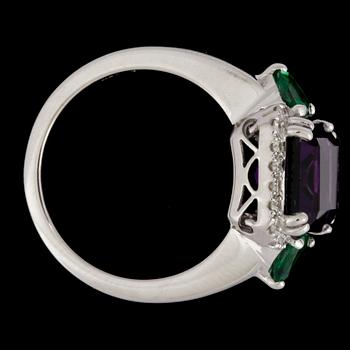 An amethyst, 4.85 cts, tsavorite, app. 1 ct and brilliant cut diamond ring, tot. 0.27 cts.