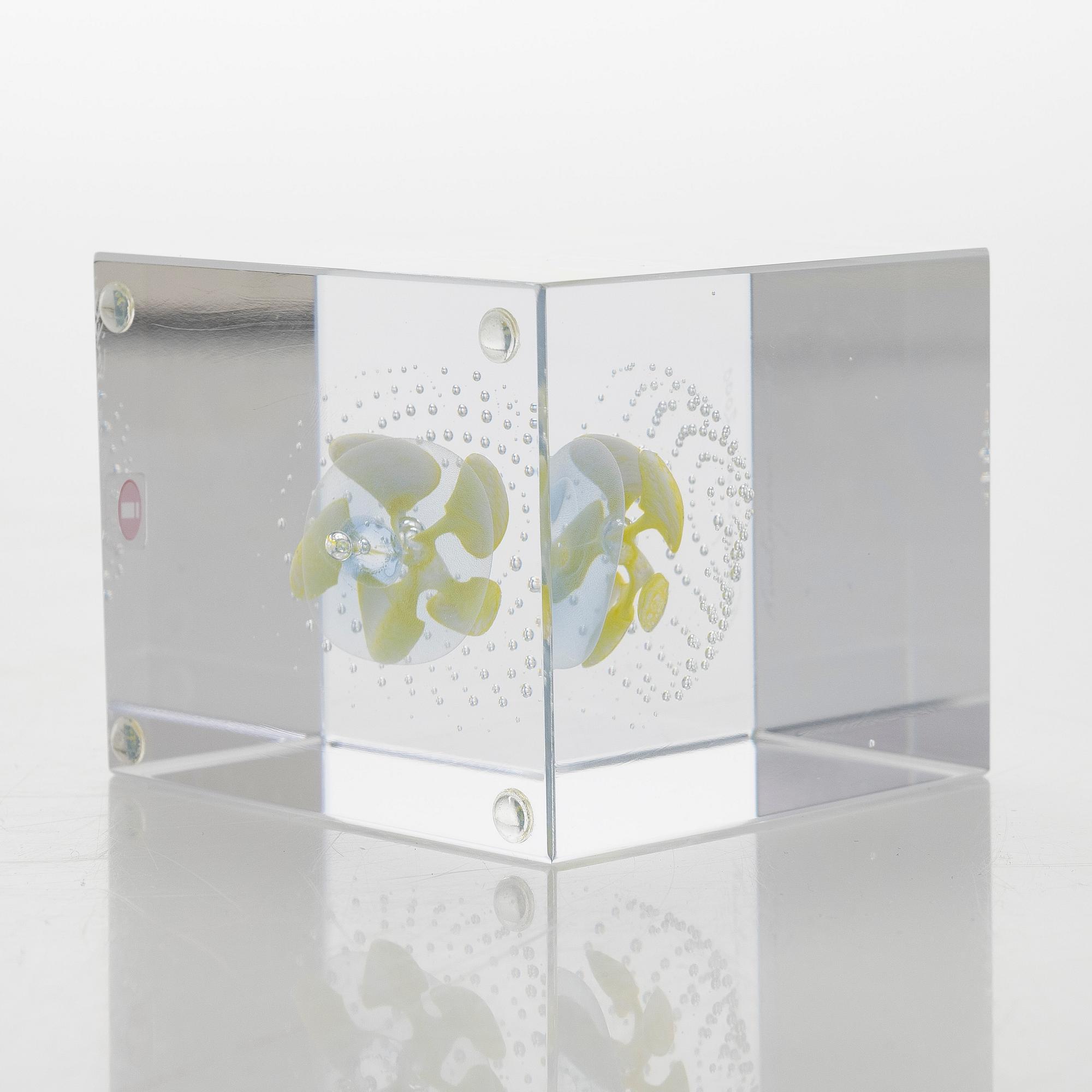 Oiva Toikka, an annual glass cube 2000, signed Oiva Toikka Nuutajärvi 2000, 963/2000.