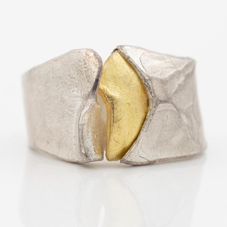 Ring silver och förgyllt silver.