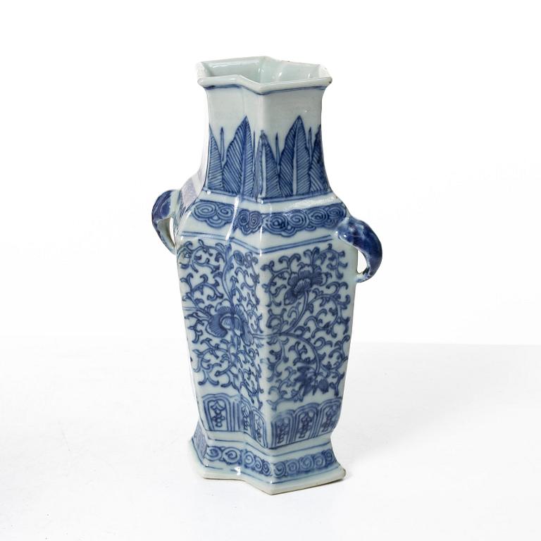 Karott med lock samt vas, porslin. Qingdynastin, 1800-tal.