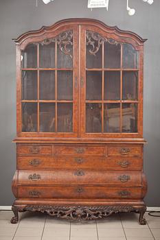 VITRINSKÅP, rokokostil. Holland, 1800-tal.